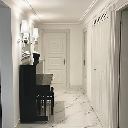 Sea View Penthouse, Monaco Border, Private Parking Lejlighed *